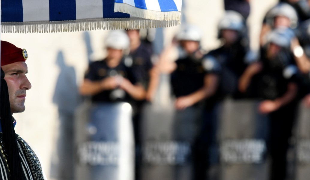 Επεισόδια στη συγκέντρωση για τη Μακεδονία στο Σύνταγμα – Τρεις προσαγωγές (pics)