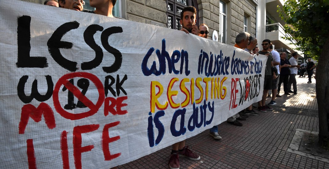 Συγκέντρωση διαμαρτυρίας μπροστά από την πρεσβεία της Αυστρίας για το 12ωρο εργασίας (pics)