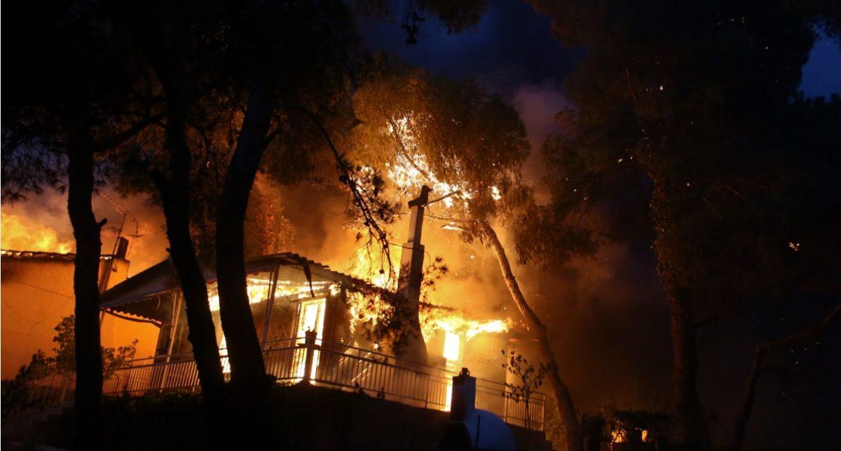 Φωτιές Αττική: Φονικές πυρκαγιές καταστρέφουν τα πάντα στο πέρασμά τους -Δύο επιβεβαιωμένοι νεκροί