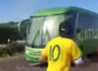 Το πιο… fake video του Μουντιάλ: Τα αυγά που δεν πετάχτηκαν ποτέ στο πούλμαν της Βραζιλίας (vid)