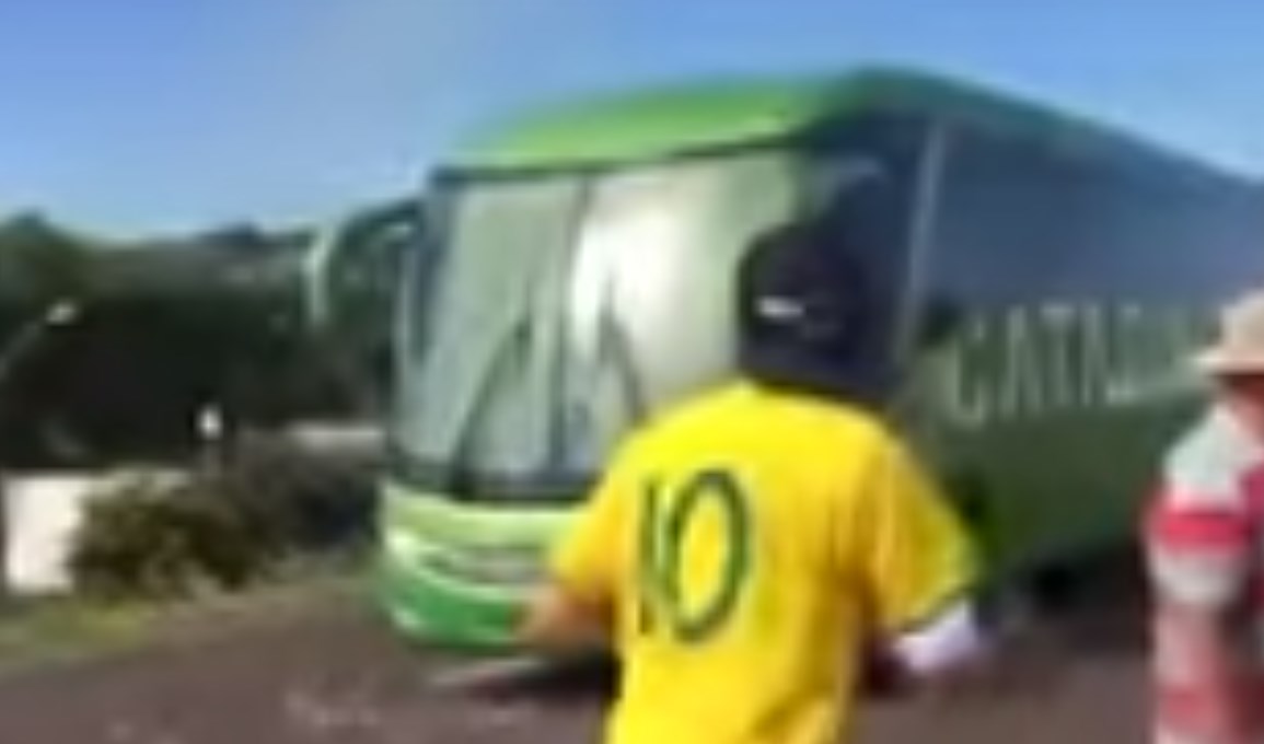 Το πιο… fake video του Μουντιάλ: Τα αυγά που δεν πετάχτηκαν ποτέ στο πούλμαν της Βραζιλίας (vid)
