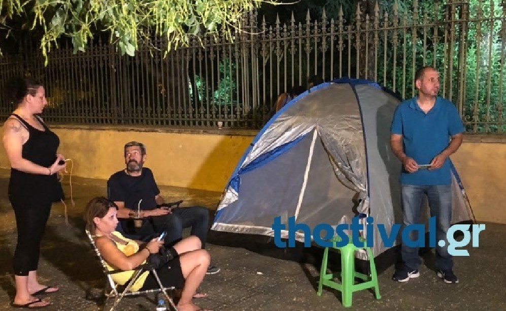 Δήμος Θεσσαλονίκης: Συμβασιούχοι έστησαν σκηνές έξω από το υπουργείο Μακεδονίας-Θράκης (pics&vid)