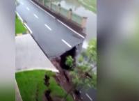 Κίνα: Δρόμος “χάνεται” στο κενό από την κακοκαιρία (vid)