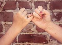 Πες μου το ζώδιό σου να σου πω τι φίλη είσαι