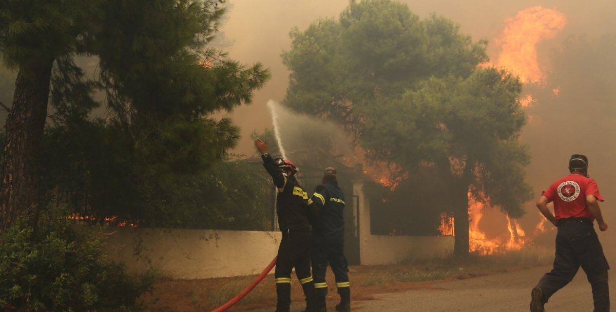 Φωτιά τώρα: Μαίνεται η πυρκαγιά στα Γεράνεια Όρη