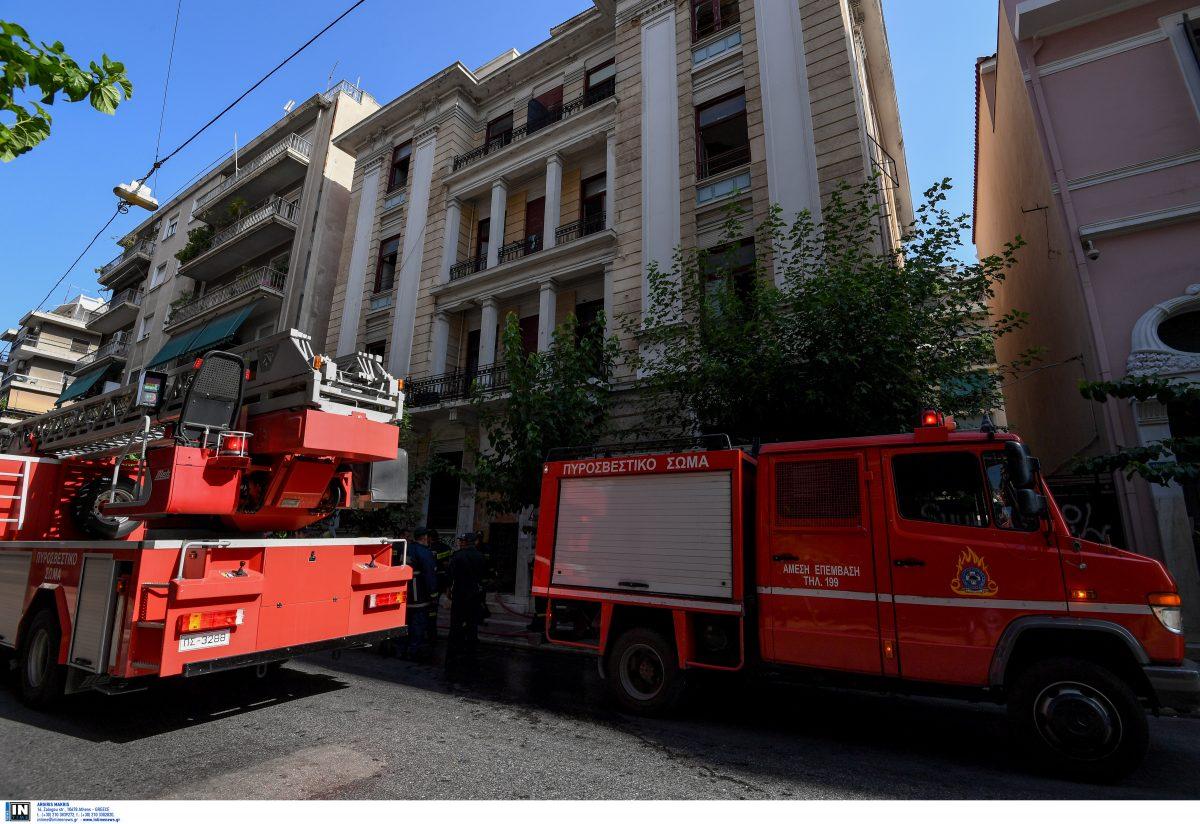 Φωτιά τώρα: Καίγεται κτίριο στην Ιουλιανού (pics)