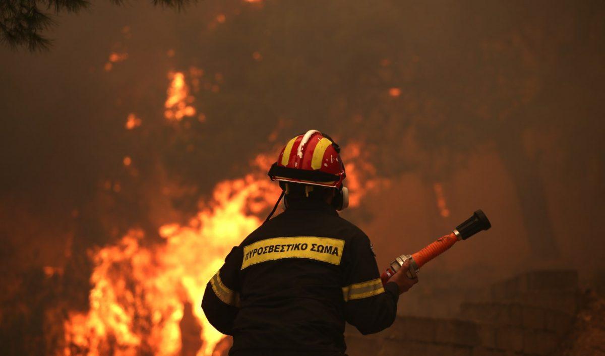 ΦΩΤΙΑ ΤΩΡΑ: Μάχη με τις φλόγες για την πυρκαγιά στον Άγιο Στέφανο