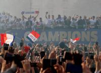 Γαλλία: Έπεσαν τα τείχη για τους παγκόσμιους πρωταθλητές (pics&vids)