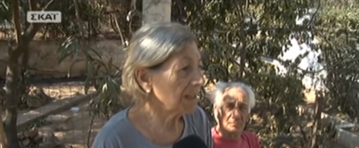 Πυρκαγιές Αττικής: Ο σπαραγμός ηλικιωμένης μπροστά στα συντρίμμια του σπιτιού της (vid)