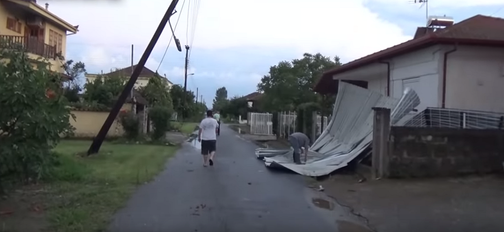 Ανεμοθύελλα έσπειρα τον πανικό στην Ημαθία – Ξερίζωσε τα πάντα (pics&vid)