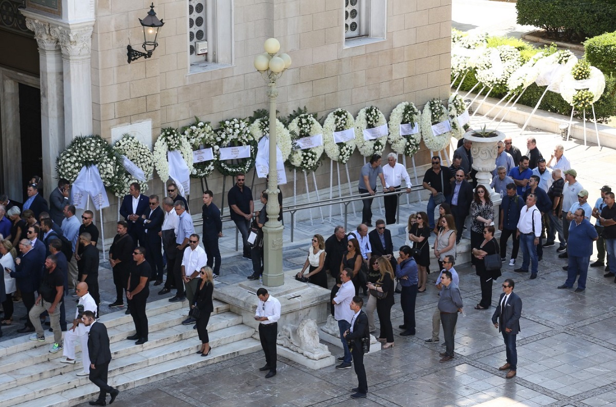 Το τελευταίο “αντίο” στον Σωκράτη Κόκκαλη – Τα σπαρακτικά λόγια του αδελφού του (pics)