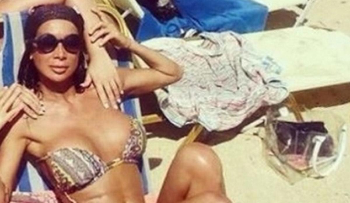 Δείτε για πρώτη φορά την Παολα στην παραλία με απίστευτο στρινγκ!