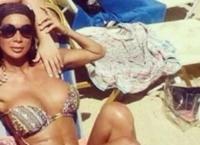 Δείτε για πρώτη φορά την Παολα στην παραλία με απίστευτο στρινγκ!