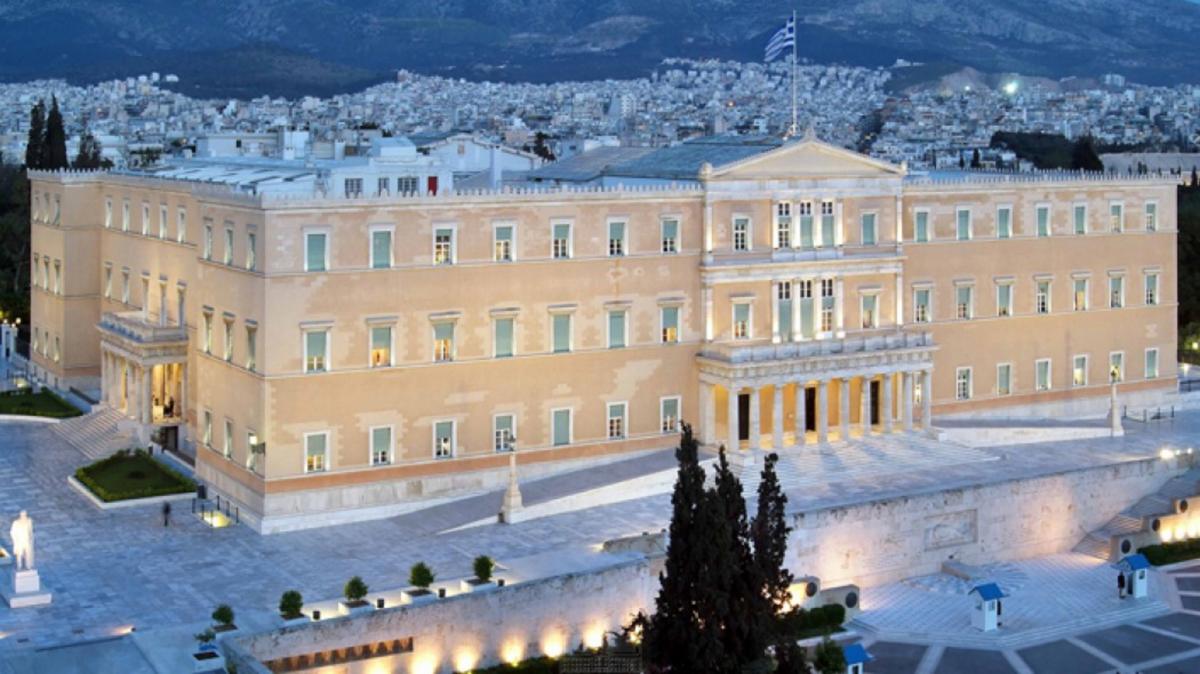 Επεισόδια μπροστά στη Βουλή! «Ντου» ΑΕΚτζήδων και συμπλοκές με τα ΜΑΤ (vid)