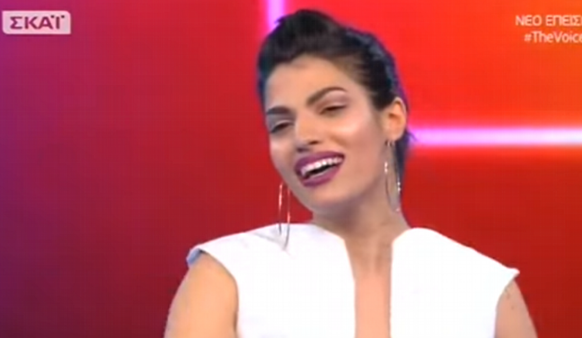 The Voice: Κόλαση η παίκτρια με το ανοικτό ντεκολτέ της (vid)