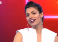 The Voice: Κόλαση η παίκτρια με το ανοικτό ντεκολτέ της (vid)