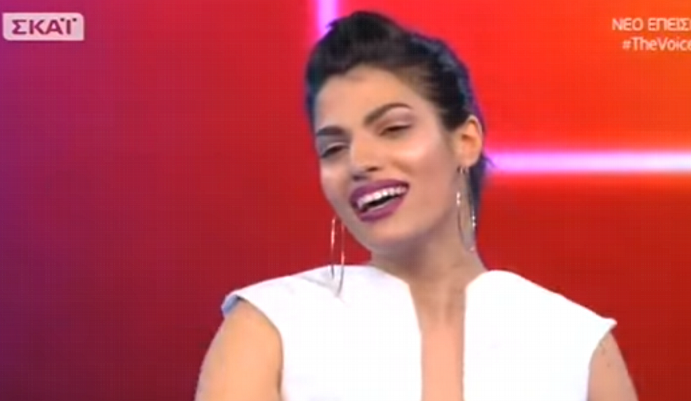 The Voice: Κόλαση η παίκτρια με το ανοικτό ντεκολτέ της (vid)