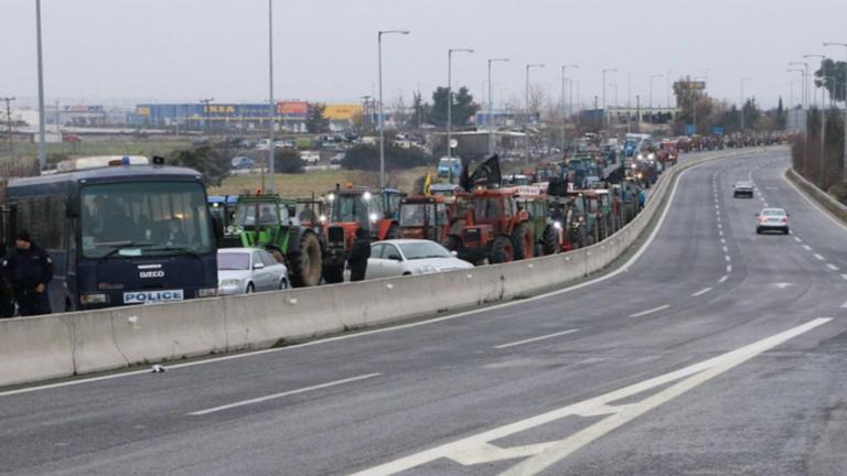 Οι αγρότες κατεβάζουν τρακτέρ στο κέντρο της Θεσσαλονίκης