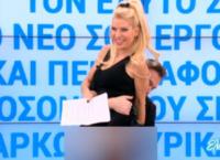 Ακατάλληλο…ατύχημα της Μενεγάκη! Άνοιξε διάπλατα το φόρεμα μπρος – πίσω!