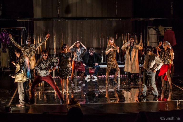 “Αυτή η Νύχτα Μένει” – Η παράσταση