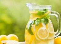 Νερό με λεμόνι: Τι συμβαίνει στο σώμα όταν το πίνεις τακτικά [vid]