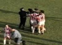 Το απίστευτο κυνηγητό οπαδών του Ολυμπιακού στον Δημόπουλο (vids)