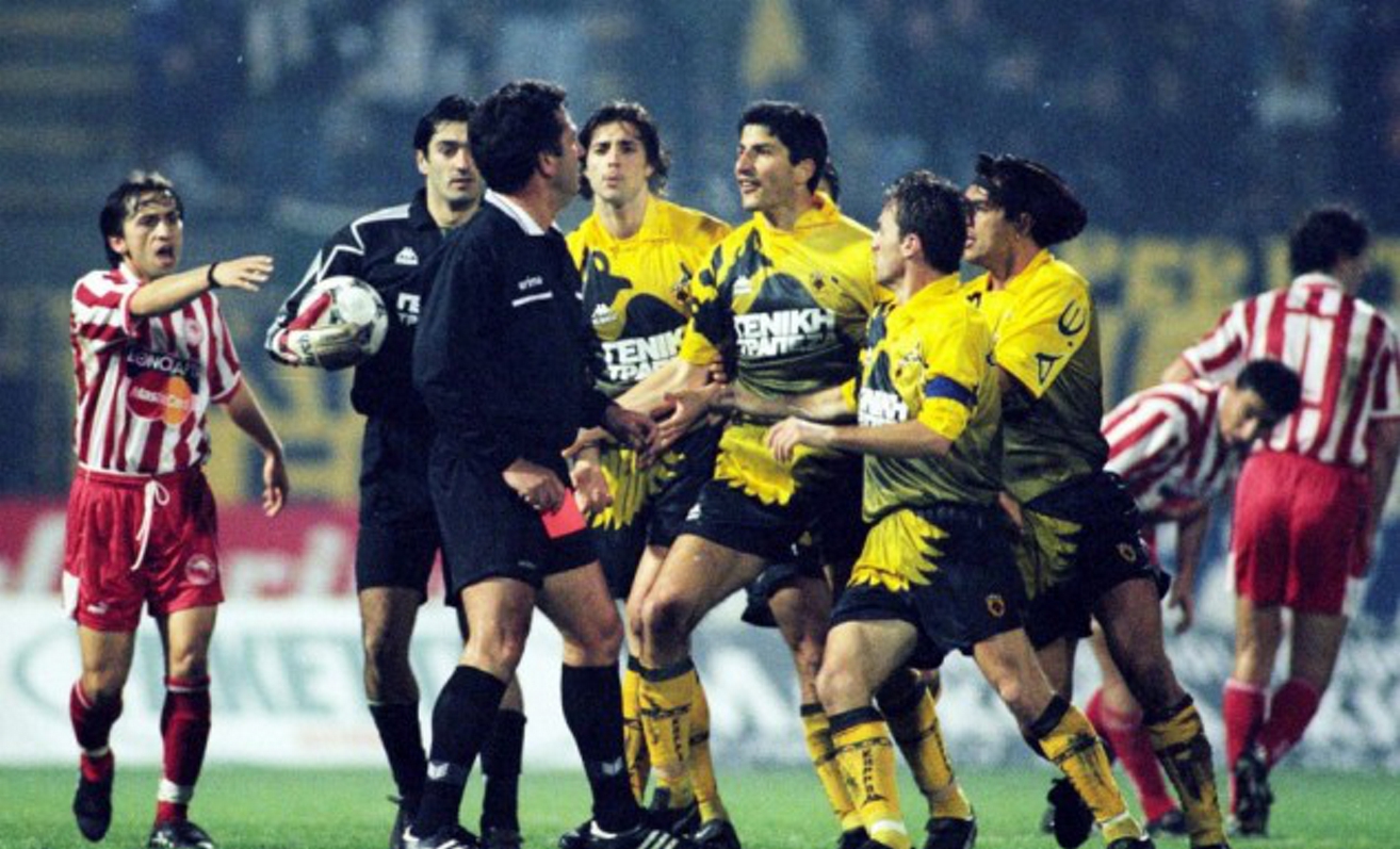 Όταν η ΑΕΚ νικούσε τον Ολυμπιακό με εννιά παίκτες (vid)