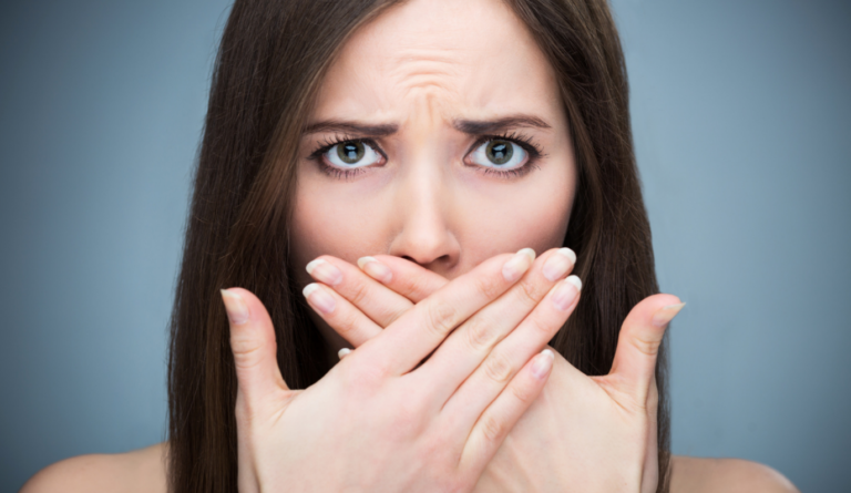 Τρεις τροφές που εξουδετερώνουν την άσχημη μυρωδιά στο στόμα