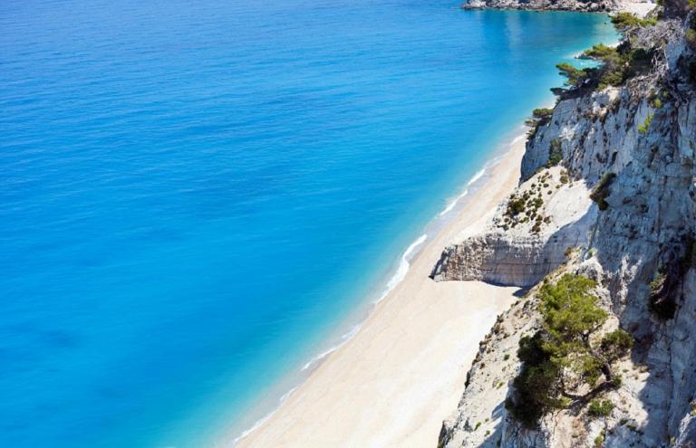 Καλύτερη και από τις Μαλδίβες: Η παραδεισένια ελληνική παραλία με τα καταγάλανα νερά (pics)