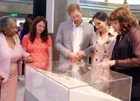 Nelson Mandela: O πρίγκιπας Χάρι και η Μέγκαν Μαρκλ επισκέφτηκαν έκθεση στη μνήμη του