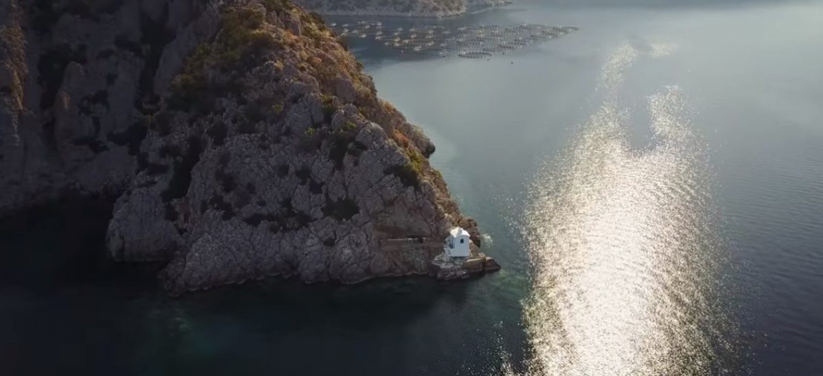 Κρασοπαναγιά: Το εκκλησάκι στα Μέθανα που φτιάχτηκε από κρασί και χώμα (vid)