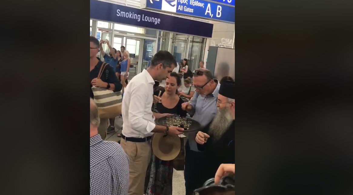 Κώστας Μπακογιάννης: Σε ρόλο σερβιτόρου στο «Ελ. Βενιζέλος»