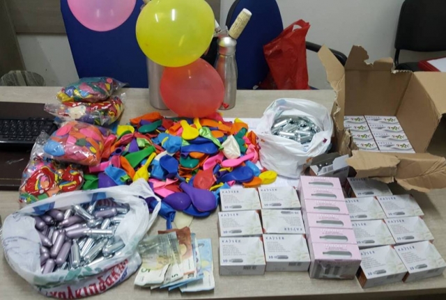 Κρήτη: Έστησαν πάγκο και πουλούσαν μπαλόνια με αέριο γέλιου