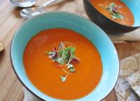 Η συνταγή της ημέρας: Δροσερή ντοματόσουπα με σως εστραγκόν