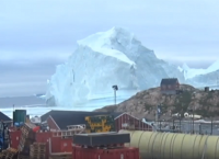 Ένα τεράστιο παγόβουνο απειλεί να εξαφανίσει ένα μικρό χωριό (vid)