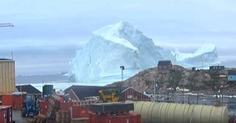 Ένα τεράστιο παγόβουνο απειλεί να εξαφανίσει ένα μικρό χωριό (vid)