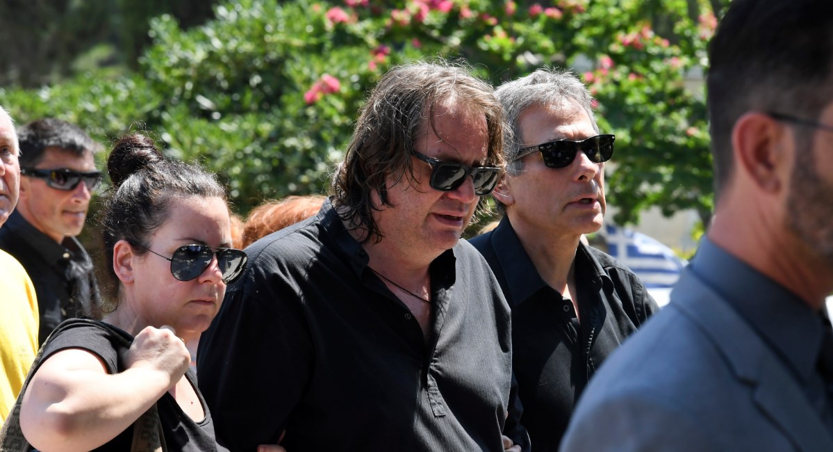 Τζέσυ Παπουτσή: Συντετριμμένος ο σύζυγός της στην κηδεία (pics)