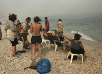 Φωτιά τώρα Κινέτα: Εγκλωβισμένοι πολίτες στην παραλία (pics)