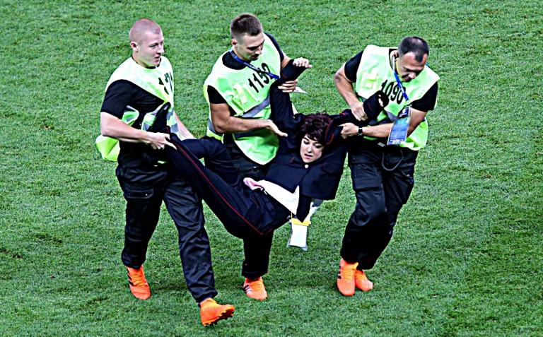 Pussy Riot: Φυλάκιση επιβλήθηκε για τους εισβολείς του τελικού στη Μόσχα