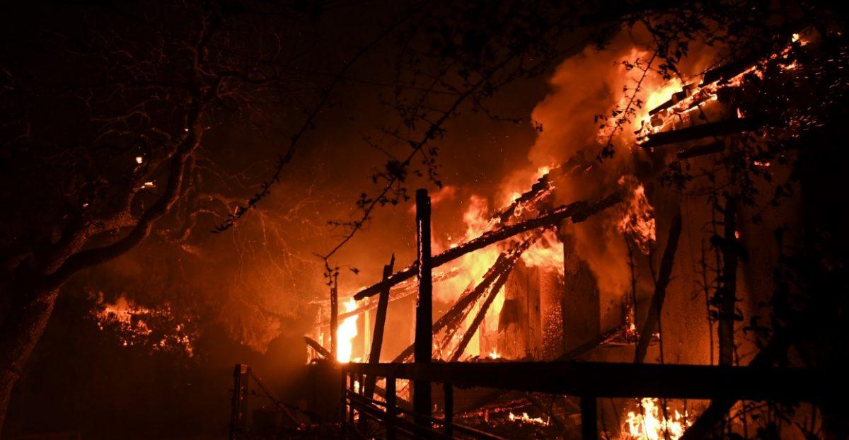 Φωτιά Αττική: Δεκάδες νεκροί και στάχτη παντού (pics&vid)