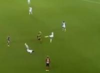 Ανατριχιαστικό μαρκάρισμα: Τον χτύπησε με τις τάπες σε κοιλιά και… αχαμνά (vid)