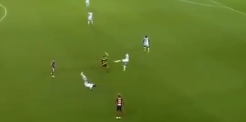 Ανατριχιαστικό μαρκάρισμα: Τον χτύπησε με τις τάπες σε κοιλιά και… αχαμνά (vid)