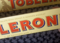 H σοκολάτα Toblerone αλλάζει και πάλι σχήμα