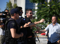 Δώρα Ζέμπερη: Άγριο σκηνικό έξω από το Πρωτοδικείο με βρισιές και κατάρες