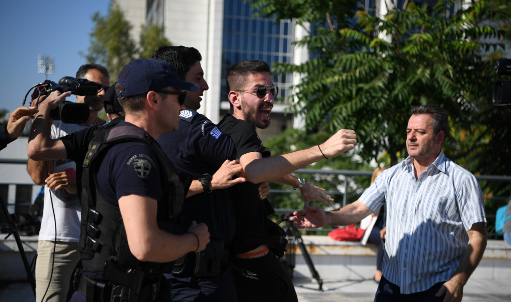Δώρα Ζέμπερη: Άγριο σκηνικό έξω από το Πρωτοδικείο με βρισιές και κατάρες