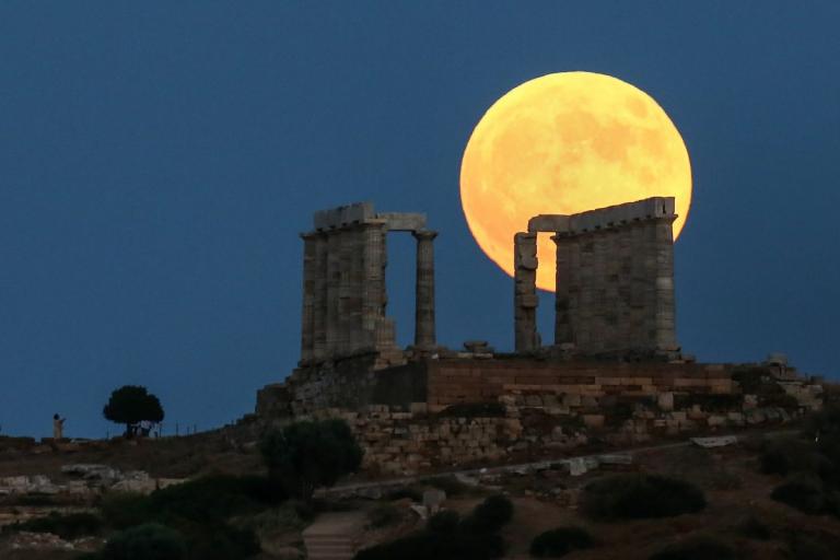 Συναυλία στο Σούνιο με φόντο την Πανσέληνο