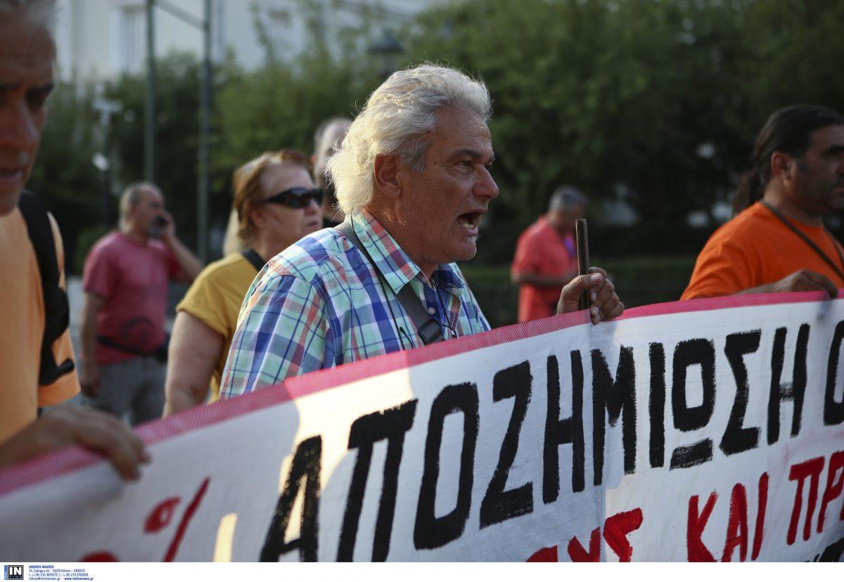 Πυρκαγιές Αττικής: Πυρόπληκτοι ζητούν αποζημιώσεις έξω από τη Βουλή (pics)