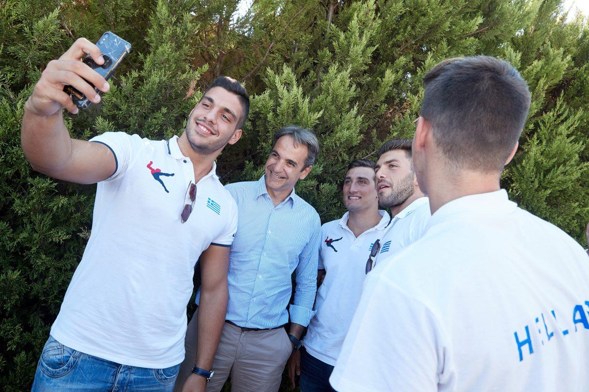 Μητσοτάκης: Συνάντηση με εθνικές πόλο εφήβων και νέων ανδρών (pics)