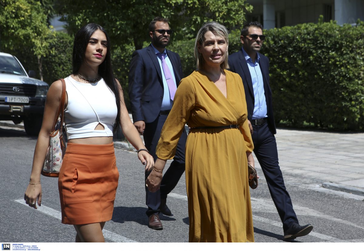 Κατερίνα Παπακώστα: Ποια είναι η κοπέλα που βρέθηκε στο πλευρό της (pic&vids)