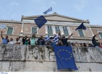 Reuters: Πριν ανοίξετε τις σαμπάνιες να θυμάστε τους πιστωτές